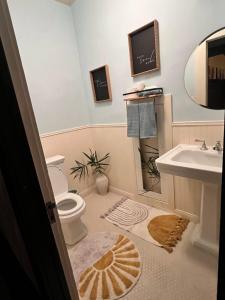 洛杉矶Historical Retreat的一间带卫生间和水槽的浴室