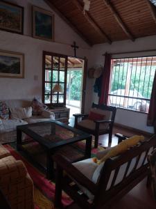 圣米格尔·德·图库玛Casa de campo en tafi del valle的带沙发和咖啡桌的客厅