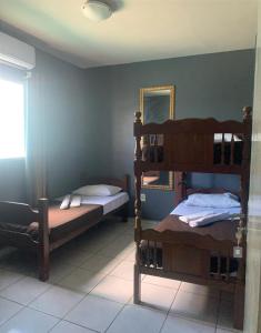 累西腓Pousada Portobello的一间卧室配有两张双层床和镜子