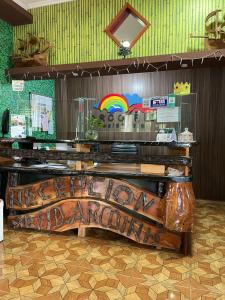伊瓜苏港Residencial Arcoiris的带有彩虹的餐厅里的一个大型木凳
