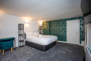桑德兰Stephenson's Lodge - Stylish One Bed - City Centre的一间卧室设有一张床和绿色的墙壁