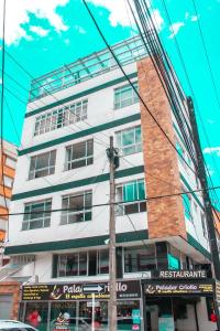 波哥大apt duplex embajada americana corferias agora g12的街道拐角处高大的白色建筑