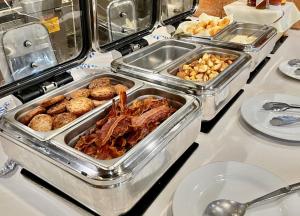 休斯顿ACP Hotel Westchase的自助餐,餐桌上放着几盘食物