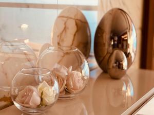 蒙特卡罗Luxury Residence in Prime Monte Carlo的桌子上放着三杯带鲜花的酒杯