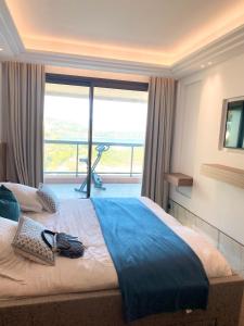 蒙特卡罗Luxury Residence in Prime Monte Carlo的一间卧室设有一张大床和大窗户