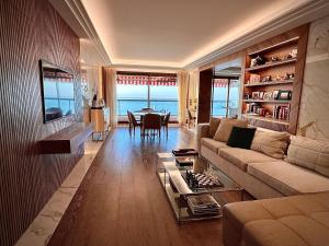 蒙特卡罗Luxury Residence in Prime Monte Carlo的客厅配有沙发和桌子