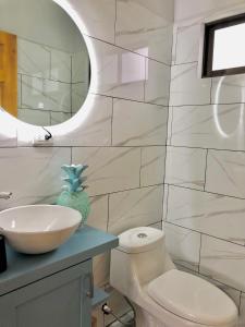 福尔图纳Luxury Villas Arenal的一间带水槽、卫生间和镜子的浴室