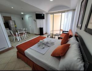 阿塔卡梅斯Hotel Arco Iris的一间卧室配有一张床,床上有毛巾