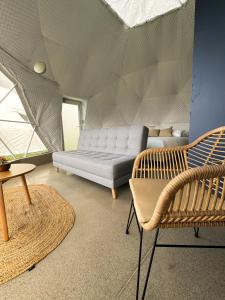 昆卡NaturHotel的客厅配有沙发和帐篷内的椅子