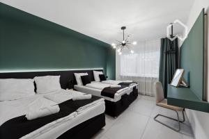 纽伦堡Day Young Life Apartment / DYL_Hosting的一间卧室设有三张床和绿色的墙壁