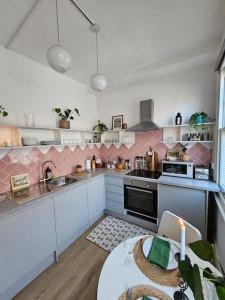 伦敦Beautiful and spacious flat的厨房配有白色橱柜和带蜡烛的桌子。