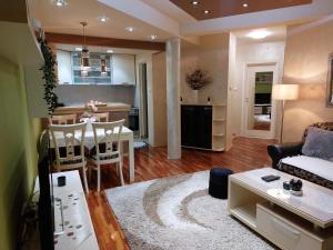 沙巴茨Cozy land的客厅以及带桌子和沙发的厨房。