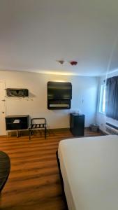 爱达荷福尔斯Econo Lodge的卧室配有白色的床,铺有木地板