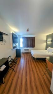 爱达荷福尔斯Econo Lodge的大型客房配有床和电视。