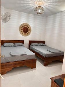 蒙塔尼塔Montañita House, con Piscina Frente al Mar, 25Pers的一间卧室设有两张床,墙上设有一面镜子