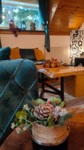 博尔Vila Jezerski raj的客厅配有沙发和带 ⁇ 萝的桌子。