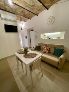 马尔塔Casa Vacanze - La Torre - Appartamento的客厅配有沙发和桌子