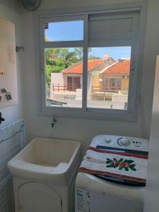 弗洛里亚诺波利斯Residencial Ametista - 250 metros do mar的一间带卫生间、窗户和浴缸的浴室