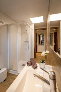 霍斯皮塔勒·德尔英福Apartamento con terraza, vistas playa y montaña的浴室配有白色水槽和淋浴。