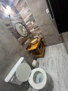 马德普拉塔CABAÑAS MECHI的一间带卫生间、镜子和桌子的浴室