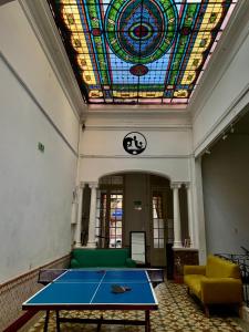 蒙得维的亚Hostel Bohemian House的一间设有乒乓球桌和彩色玻璃天花板的客房