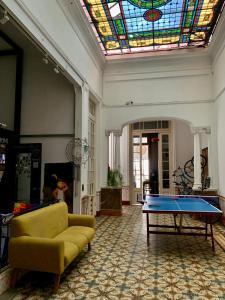 蒙得维的亚Hostel Bohemian House的客厅设有台球桌和彩色玻璃天花板
