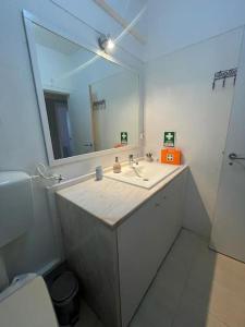 卡帕里卡海岸Daloba House的一间带水槽和镜子的浴室