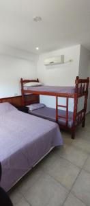 圣特雷西塔HOTEL 17 DE NOVIEMBRE的一间卧室配有两张床和一张书桌