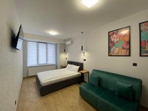 捷尔诺波尔VATRA HOTEL的小房间设有床和沙发