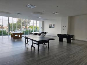 墨西哥城Cómodo Departamento的大房间,里面设有两张乒乓球桌