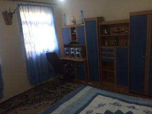伊斯梅尔雷Buynuz Village的一间卧室配有一张床、一个窗口和一张书桌