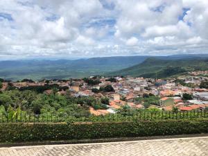 维索萨-杜塞阿拉Casa de Serra Vila Viçosa的从一座小山欣赏到城镇和城市的景色