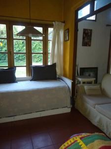 卢汉德库约Posada del. Huerto的一间卧室设有一张床和一个窗口