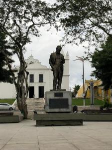 维索萨-杜塞阿拉Casa de Serra Vila Viçosa的白楼前的一个人雕像