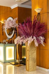 贝鲁特贝鲁特马丁内斯丽笙布鲁酒店的客房内花紫色花瓶