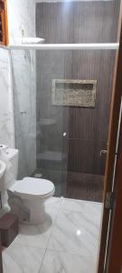 维索萨-杜塞阿拉Casa de Serra Vila Viçosa的一间带卫生间和玻璃淋浴间的浴室
