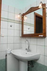 桑加拉达Adilon的一间带水槽和镜子的浴室