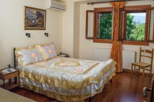 桑加拉达Adilon的卧室配有床、椅子和窗户。