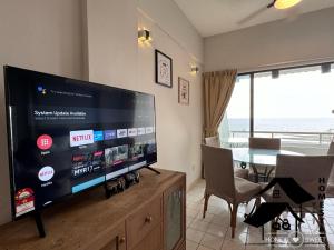 波德申New Seaview with Seaside Apartment 2 BR的客厅配有大屏幕平面电视