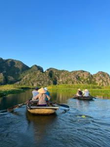 宁平Ninh Bình Family Homestay的一群人乘小船在河边