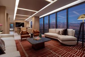 拉斯维加斯Durango Casino & Resort的带沙发的客厅,享有山景