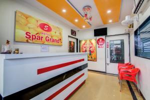 维沙卡帕特南Hotel Spar Grand的一间设有柜台和红色椅子的快餐店