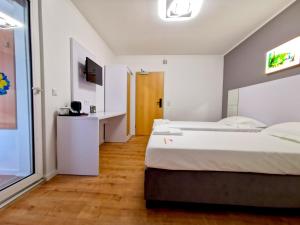 多尔马根Home Inn Hotel的酒店客房配有两张床和一张书桌