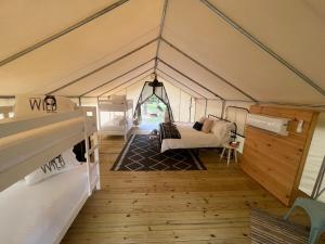 DeltaLuxury Spacious Glamping with Lake View的一个带一张床和一张沙发的帐篷