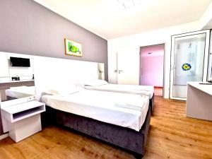 多尔马根Home Inn Hotel的酒店客房,设有两张床和镜子