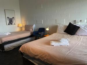 KilcundaKilcunda Ocean View Motel的两张位于酒店客房的床,配有毛巾