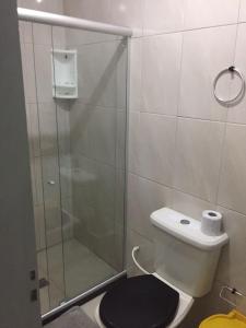 萨尔瓦多Hostel Morro de Sao Paulo的一间带卫生间和玻璃淋浴间的浴室
