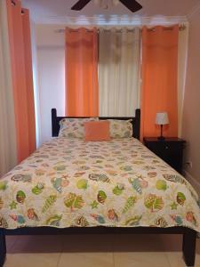 CurtisDa Bottom的卧室内的一张床位,卧室内拥有橙色的墙壁