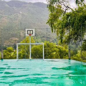 昆卡Quinta Estefanía, Paute-Uzhupud的一个空的篮球场,有篮球架