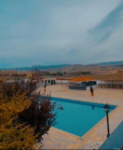 艾兹鲁Amrouss touristic DarMaroc的旁边设有野餐桌的大型游泳池